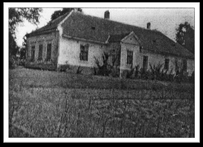 Perczel ház: Feltehetően a Sárközy család építtette a 18. század végén, 1846 után került a Perczel család tulajdonába, a 19. század második felében a Szemerey család birtokolta.