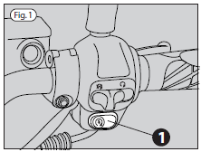 Elektromos indítás Elektromos indítás - Helyezze a motort a középállványra - Fordítsa a gyújtáskulcsot az állásba (felső kép (3)) - Húzza be valamelyik fékkart - Nyomja be az önindító gombját (4) és
