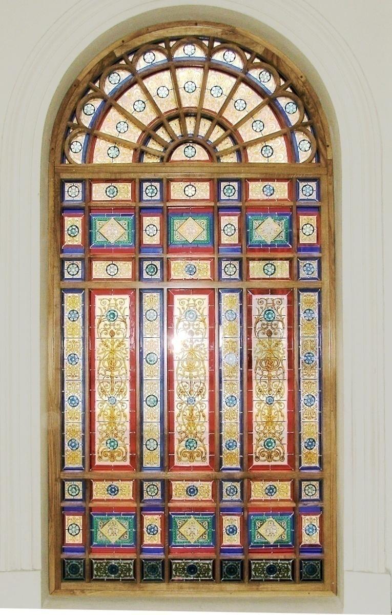 ORNAMENTALNO RENESANSNO STAKLO (VITRAŽ) PROZORA STEPENIŠTA FAKULTETA JE UMETNIČKO DELO EDEA KRATZMANNA (KRATZMANN EDE).