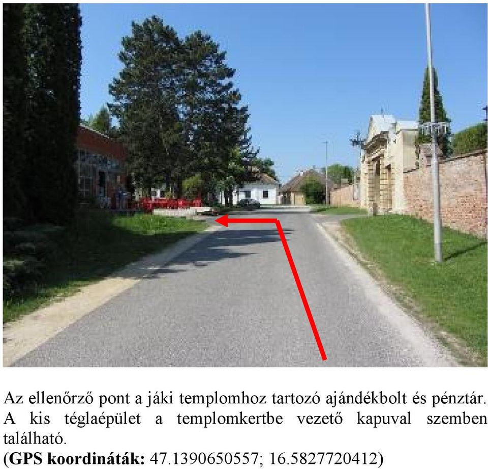 A kis téglaépület a templomkertbe vezető