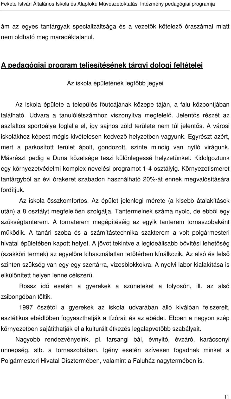 Udvara a tanulólétszámhoz viszonyítva megfelelő. Jelentős részét az aszfaltos sportpálya foglalja el, így sajnos zöld területe nem túl jelentős.