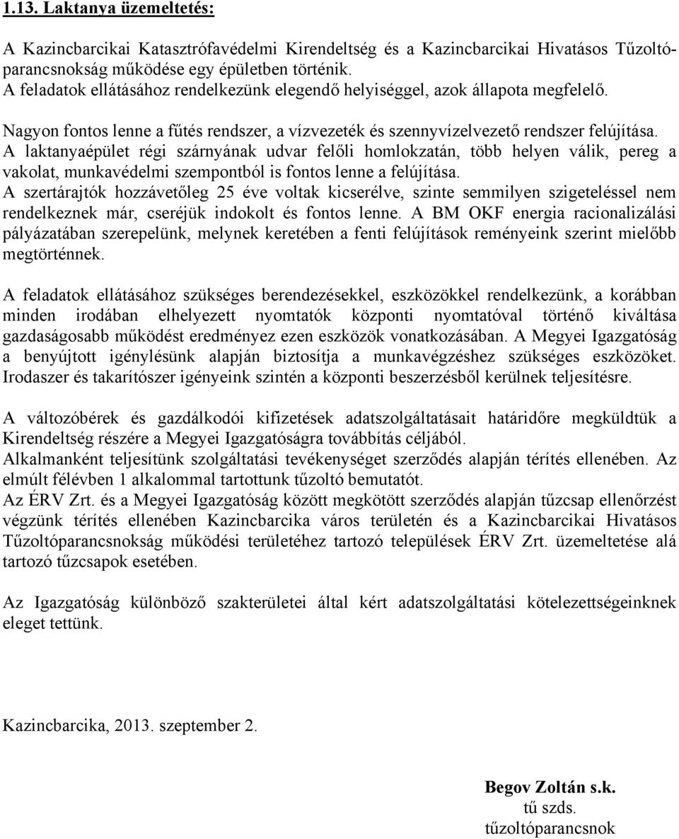 A laktanyaépület régi szárnyának udvar felőli homlokzatán, több helyen válik, pereg a vakolat, munkavédelmi szempontból is fontos lenne a felújítása.