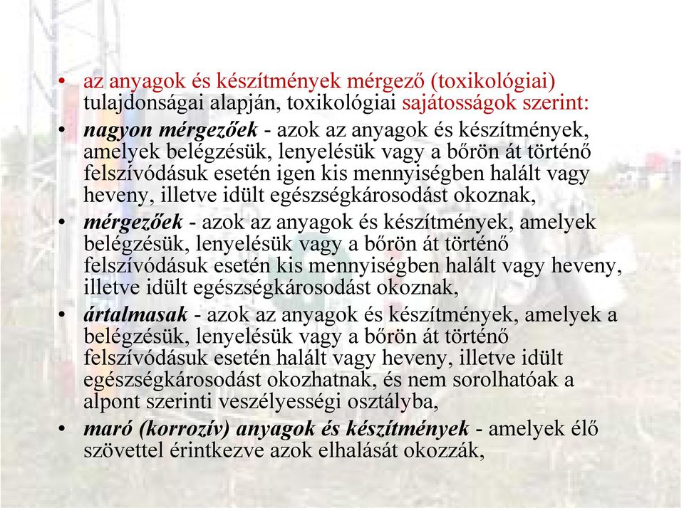 vagy a bőrön át történő felszívódásuk esetén kis mennyiségben halált vagy heveny, illetve idült egészségkárosodást okoznak, ártalmasak - azok az anyagok és készítmények, amelyek a belégzésük,