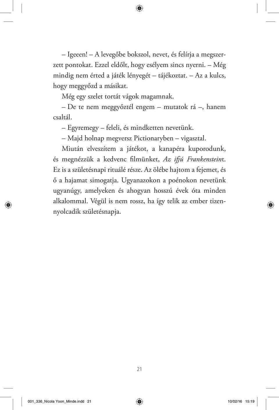 Miután elveszítem a játékot, a kanapéra kuporodunk, és megnézzük a kedvenc filmünket, Az ifjú Frankensteint. Ez is a születésnapi rituálé része. Az ölébe hajtom a fejemet, és ő a hajamat simogatja.