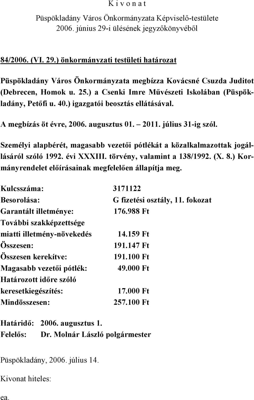 Személyi alapbérét, magasabb vezetői pótlékát a közalkalmazottak jogállásáról szóló 1992. évi XXXIII. törvény, valamint a 138/1992. (X. 8.) Kormányrendelet előírásainak megfelelően állapítja meg.