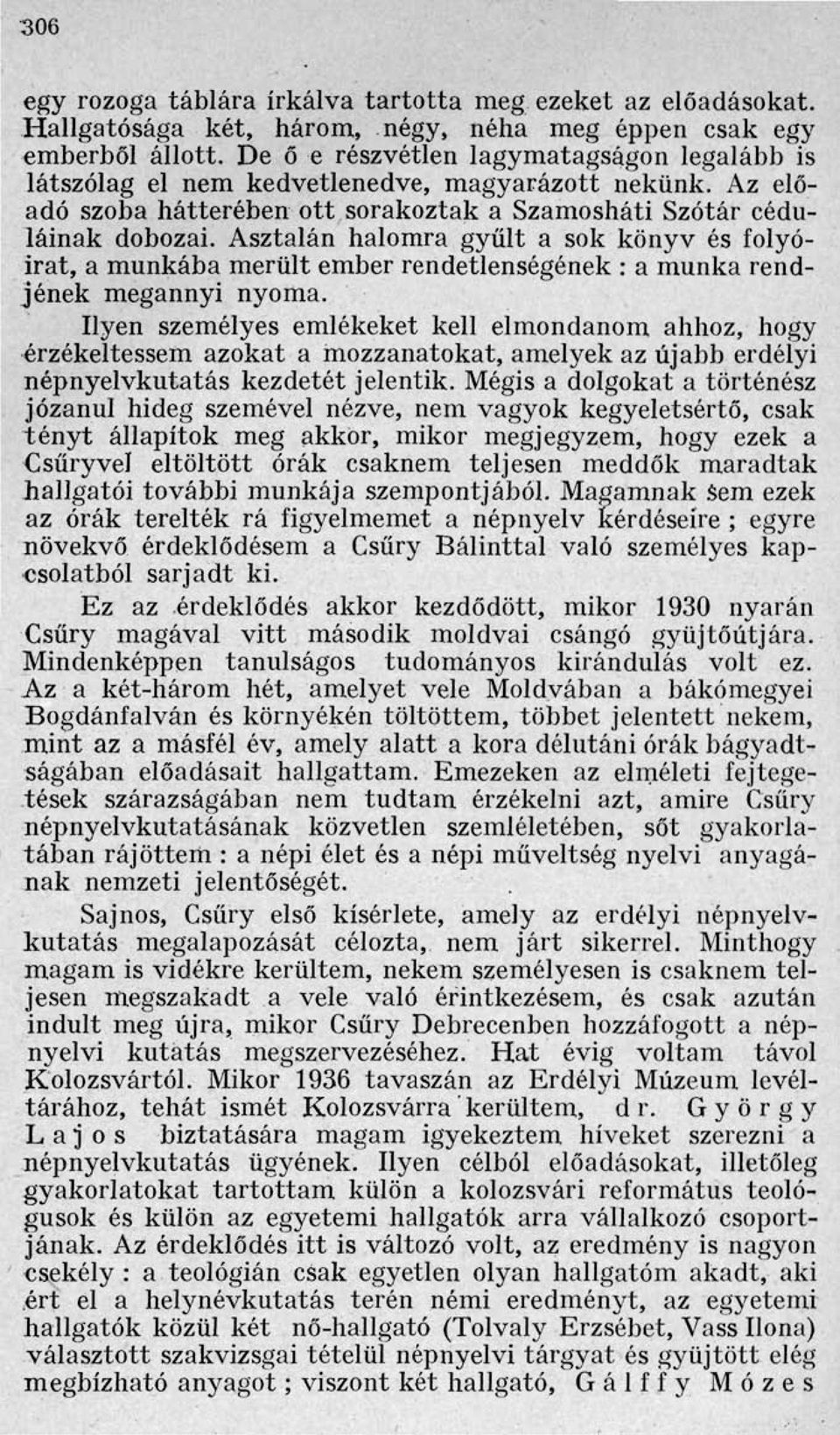 Asztalán halomra gyűlt a sok könyv és folyóirat, a munkába merült ember rendetlenségének : a munka rendjének megannyi nyoma.