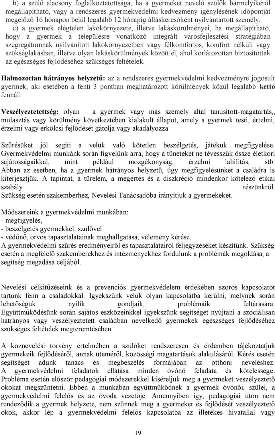 városfejlesztési stratégiában szegregátumnak nyilvánított lakókörnyezetben vagy félkomfortos, komfort nélküli vagy szükséglakásban, illetve olyan lakáskörülmények között él, ahol korlátozottan