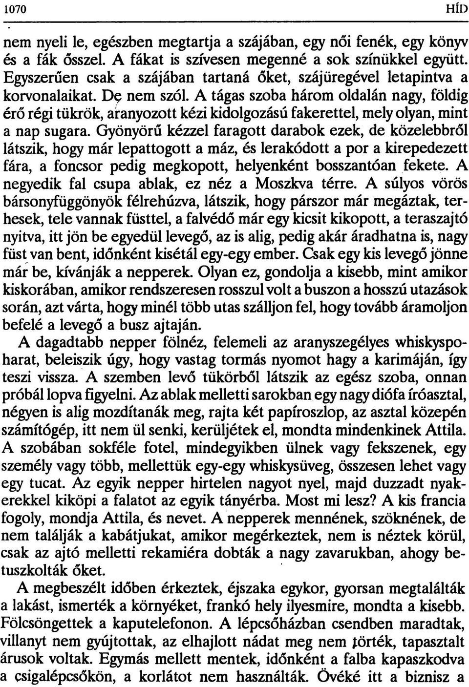 A tágas szoba három oldalán nagy, földig érő régi tükrök, aranyozott kézi kidolgozású fakerettel, mely olyan, mint a nap sugara.