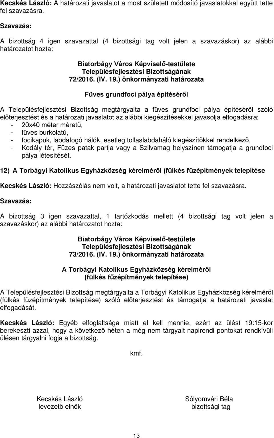 kiegészítésekkel javasolja elfogadásra: - 20x40 méter méretű, - füves burkolatú, - focikapuk, labdafogó hálók, esetleg tollaslabdaháló kiegészítőkkel rendelkező, - Kodály tér, Füzes patak partja vagy