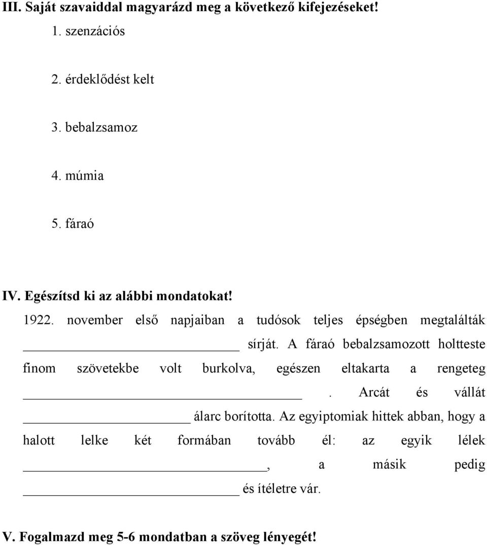 A fáraó bebalzsamozott holtteste finom szövetekbe volt burkolva, egészen eltakarta a rengeteg. Arcát és vállát álarc borította.