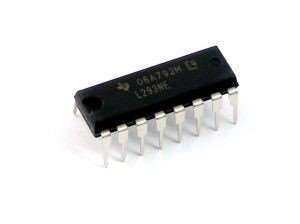 ábra - L293NE H-híd Szükségünk van egy 10 kiloohmos ellenállásra, egy kétállású SPDT kapcsolóra (on-on), 1 DC motorra (3 V elég, az Arduino csak 5 V-ot bír meghajtani)