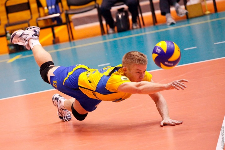 7. kép: Vetődés. Forrás: http://upload.wikimedia.org/wikipedia/commons/2/25/volleyball_dig_02.jpg[9] A vetődés oktatása: Kezdetben a gyakorlatokat végeztessük puha felületen.