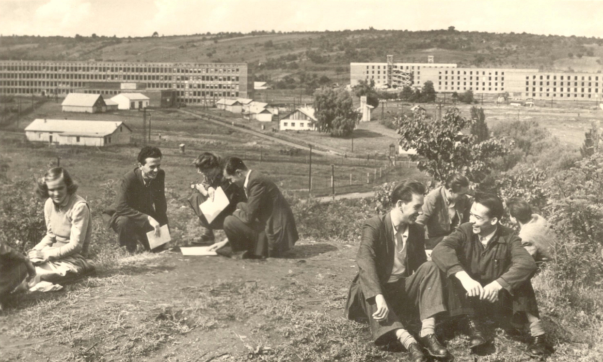 1954. ősze Az egyetem az UV-dombról. Korabeli képeslap. Balra a hosszú, akkor egyetlen tanulmányi épület eleje, melynek földszintjén később a diákparlament helyiségei voltak.