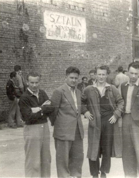 1956. ősze Óraközi szünet az aula előtt.