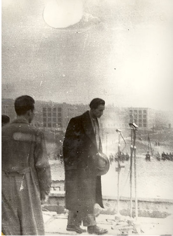1956. október 25. 11 óra 30 körül Nagy Attila, a Miskolci Nemzeti Színház tagja az aula tetején a mikrofonhoz lép, hogy beszéljen.
