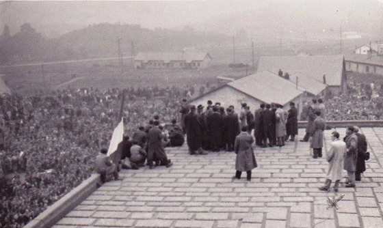 1956. október 25. 11 óra 30 körül Az aula tetején álló szervezők, lent a beszédet hallgató munkástömeg.