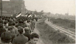 1956. október 25. délután A tömeggyűlés után a városba induló egyetemi hallgatók.