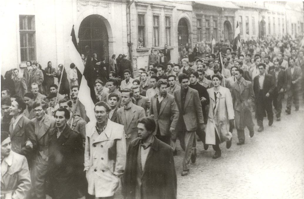 1956. október 25. délután A tömeggyűlés után a városba tartó egyetemi hallgatók.
