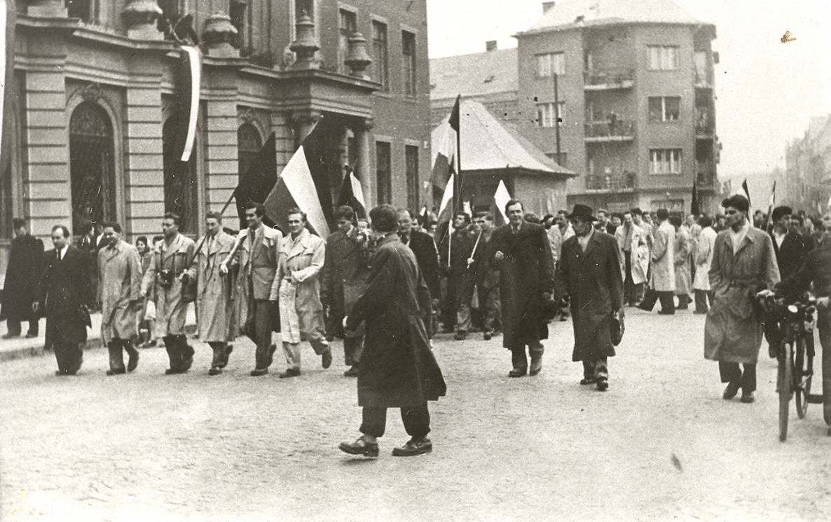 1956. október 25., délután A tömeg élén vonuló hallgatók és tanárok a városi színház előtt. (Mikó János V. éves hallgató felvétele.