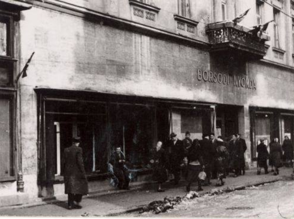 1956 december 12. A nyomda előtti, december 9-i tüntetés végén keletkező sortűzben kiégett nyomda kirakata.