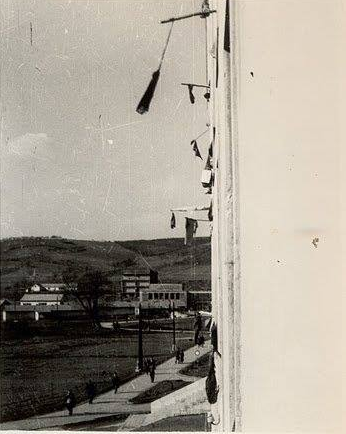 1957. február 20. Tiltakozásul kiakasztott vörös rongyok és tárgyak.