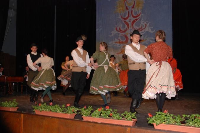 A Nádudvari Népi Kézműves Szakiskola és Kollégium diákjainak zenés-, táncos