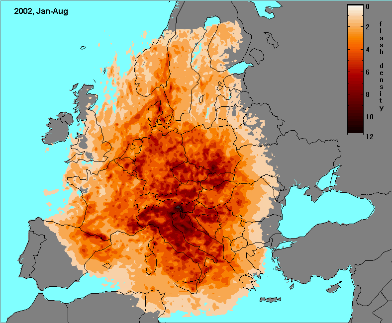 Villámsűrűség Európa felett 1-7 km -2 észak-déli gradiens maximum az Alpok