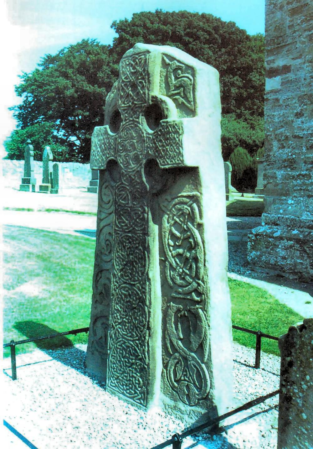 ABERLEMNÓI KERESZT 210 cm magas 8. Század Írországban a keresztény misszionáriusok által felállított sírkövek szalagfonatos ornamentikával díszítettek. 8. Században alakult ki a fonadékokból és spirálvonalakból képzett áttört mintájú kelta kereszt.
