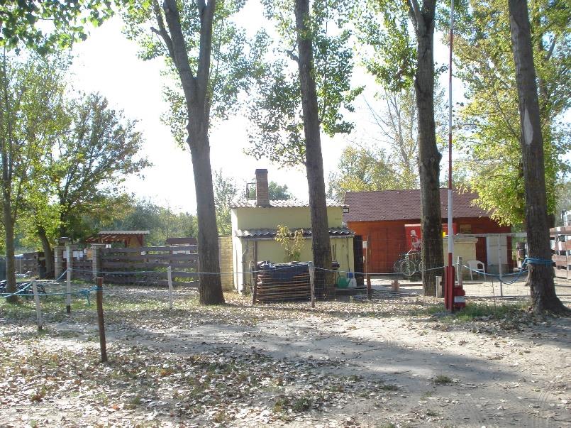 előírt szabadonálló beépítési mód mellett az oldalhatáron álló beépítés is kialakult állapot a telken (bejárat melletti vendéglátó épületek), a HÉSZ módosítása