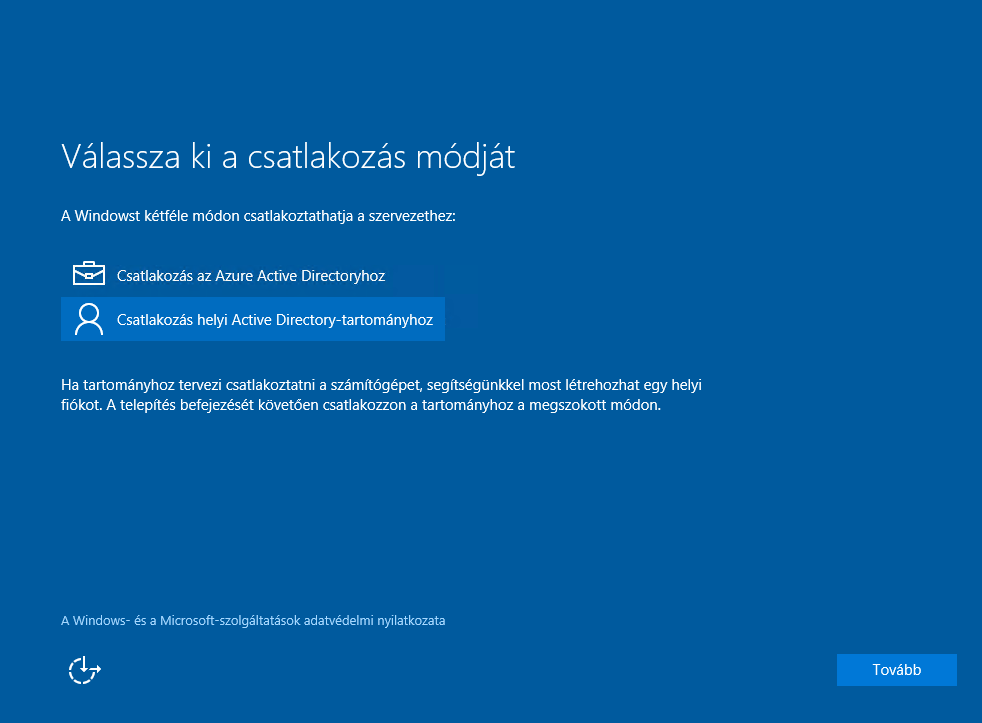 Csatlakozási mód kiválasztása oldalon válasszuk a Csatlakozás tartományhoz opciót, mely segítségével a rendszert később csatlakoztathatjuk az iskolai tartományhoz, majd kattintsunk a Tovább gombra.