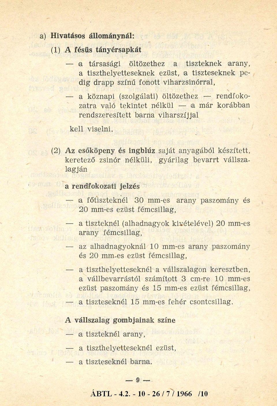 (2) Az esőköpeny és ingblúz saját anyagából készített, keretező zsinór nélküli, gyárilag bevarrt vállszalagján a rendfokozati jelzés - a főtiszteknél 30 mm-es arany paszomány és 20 mm-es ezüst