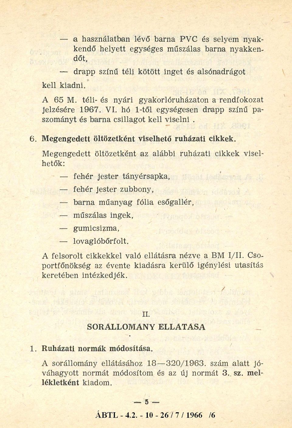 Megengedett öltözetként az alábbi ruházati cikkek viselhetők: - fehér jester tányérsapka, - fehér jester zubbony, - barna műanyag fólia esőgallér, - műszálas ingek, - gumicsizma, - lovaglóbőrfolt.