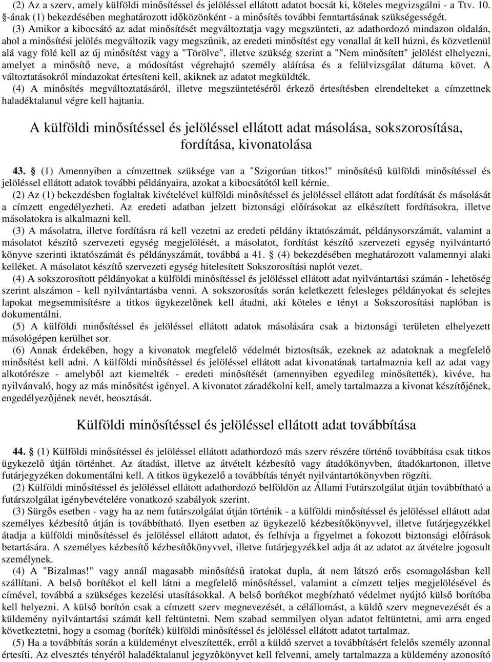 (3) Amikor a kibocsátó az adat minısítését megváltoztatja vagy megszünteti, az adathordozó mindazon oldalán, ahol a minısítési jelölés megváltozik vagy megszőnik, az eredeti minısítést egy vonallal