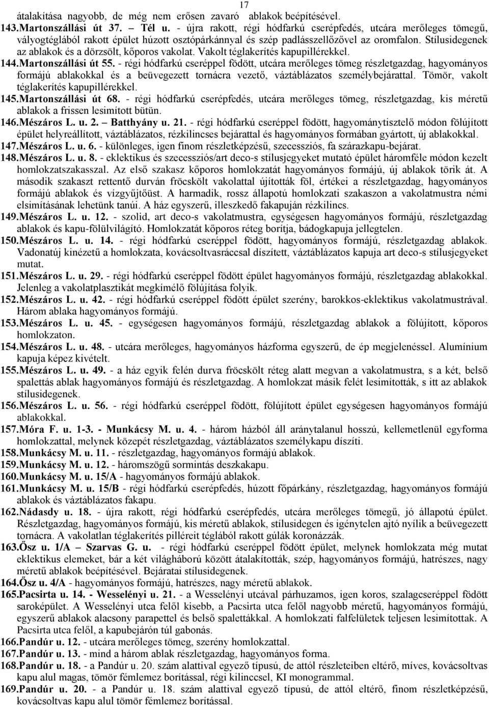 Stílusidegenek az ablakok és a dörzsölt, kőporos vakolat. Vakolt téglakerítés kapupillérekkel. 144.Martonszállási út 55.