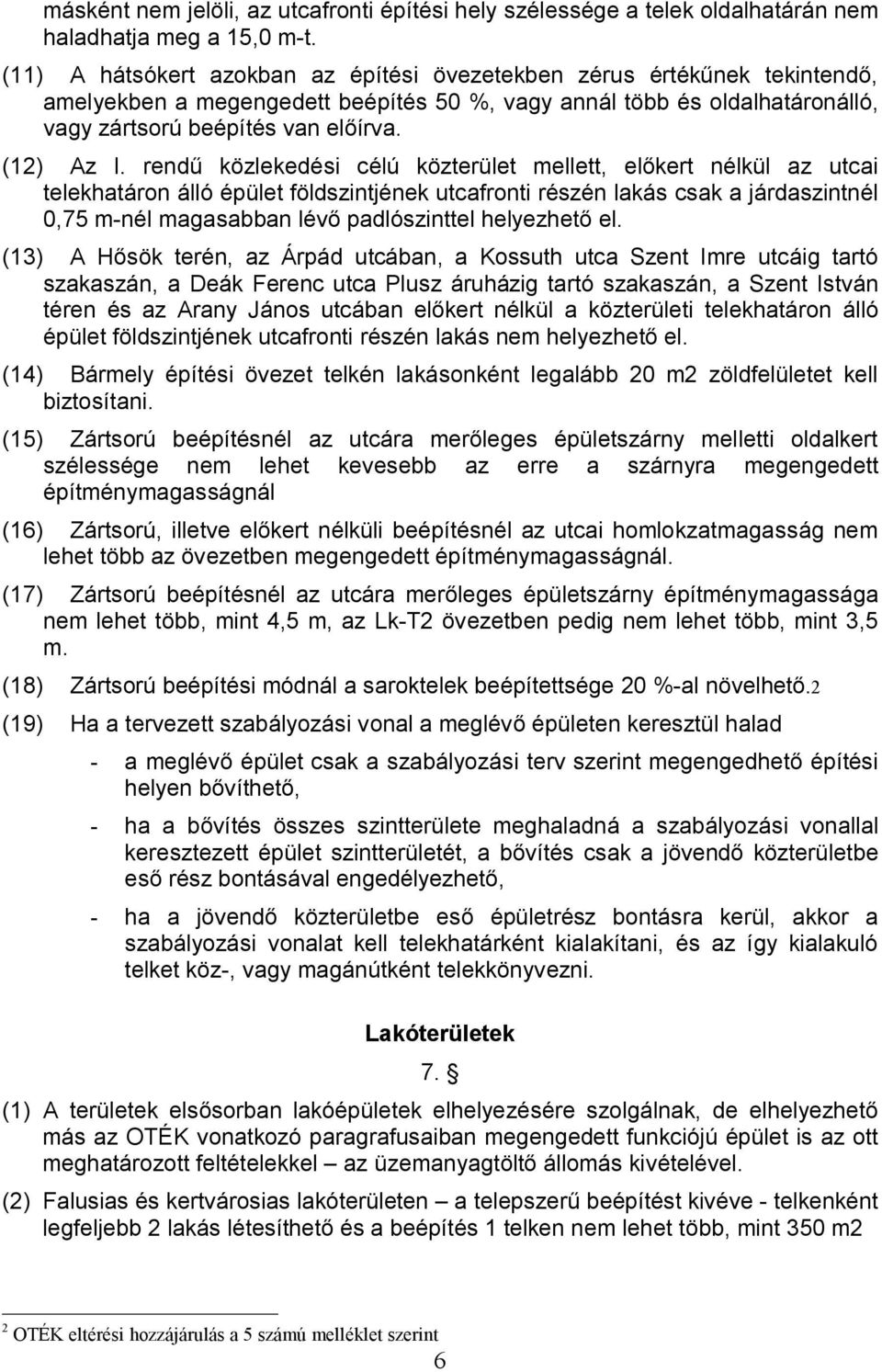 rendű közlekedési célú közterület mellett, előkert nélkül az utcai telekhatáron álló épület földszintjének utcafronti részén lakás csak a járdaszintnél 0,75 m-nél magasabban lévő padlószinttel