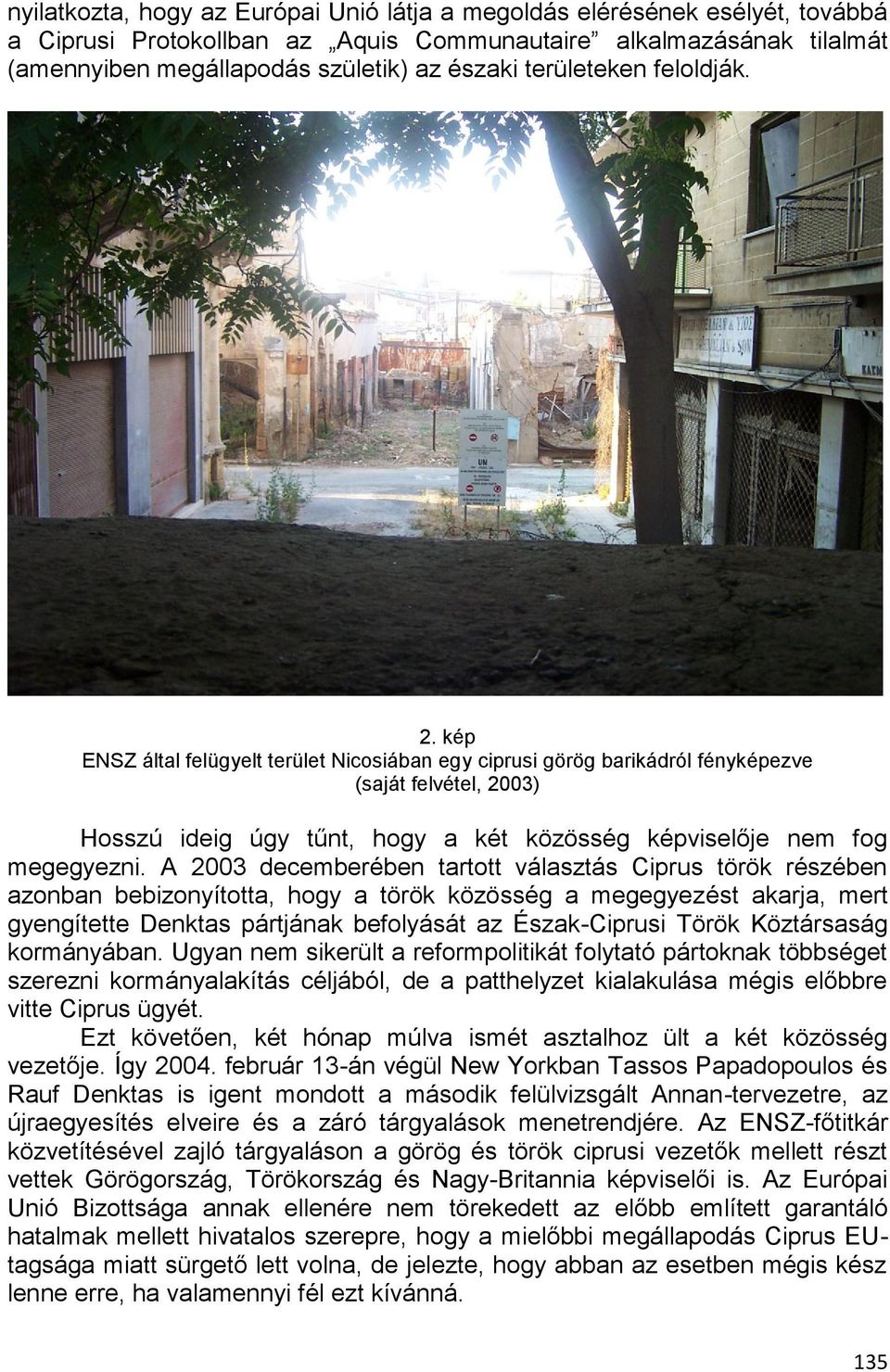 kép ENSZ által felügyelt terület Nicosiában egy ciprusi görög barikádról fényképezve (saját felvétel, 2003) Hosszú ideig úgy tűnt, hogy a két közösség képviselője nem fog megegyezni.