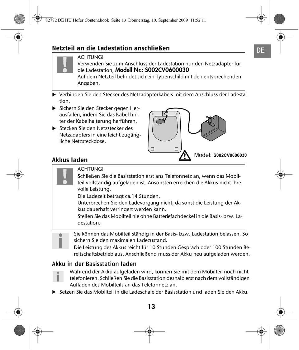 DE Verbinden Sie den Stecker des Netzadapterkabels mit dem Anschluss der Ladestation. Sichern Sie den Stecker gegen Herausfallen, indem Sie das Kabel hinter der Kabelhalterung herführen.