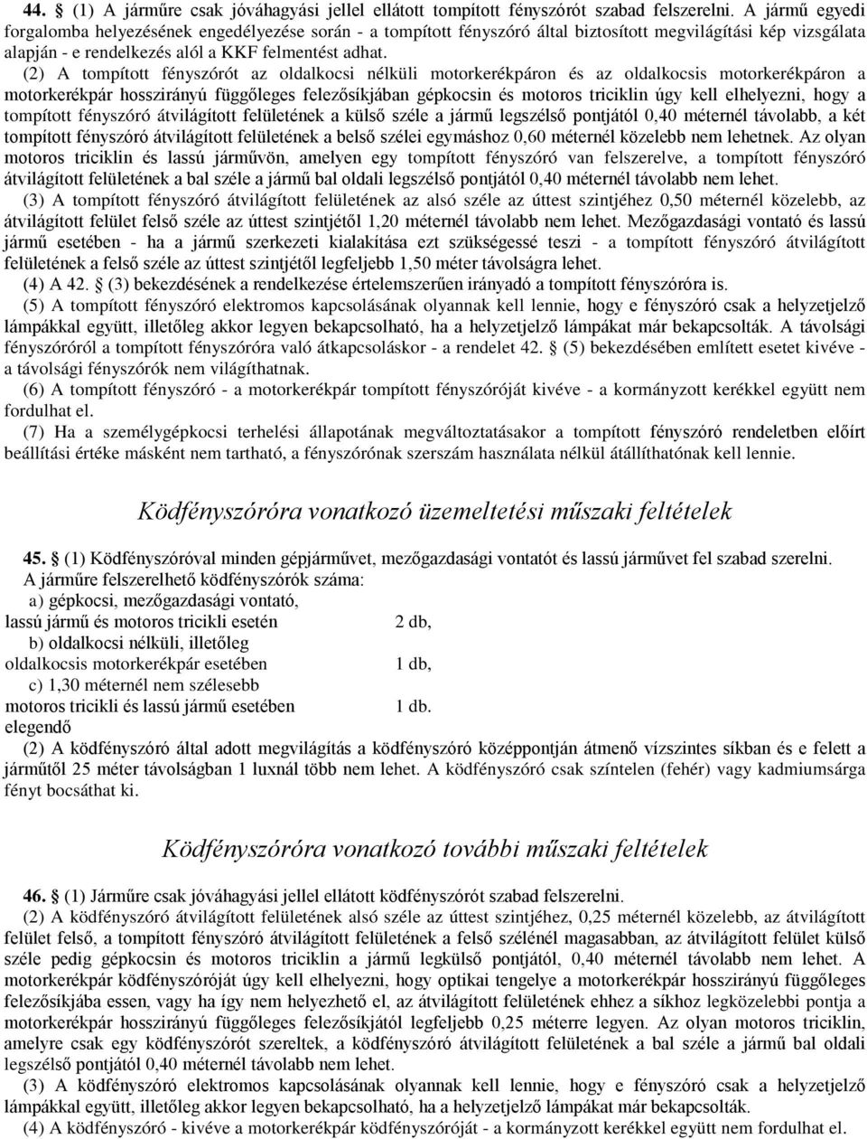 (2) A tompított fényszórót az oldalkocsi nélküli motorkerékpáron és az oldalkocsis motorkerékpáron a motorkerékpár hosszirányú függőleges felezősíkjában gépkocsin és motoros triciklin úgy kell