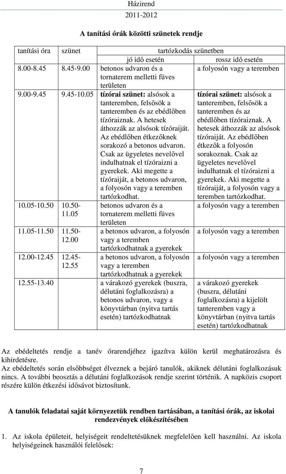 A hetesek áthozzák az alsósok tízóraiját. Az ebédlőben étkezőknek sorakozó a betonos udvaron. Csak az ügyeletes nevelővel indulhatnak el tízóraizni a gyerekek.