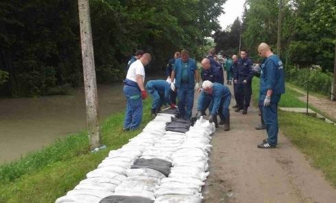 - Gyakori árvizek - Létszámhiány a vízügyi ágazatban (elsősorban fizikai állomány) - Évek óta tartó közfoglalkoztatás Előzmények Jogszabályi lehetőségek 2013. december 31-ig: 2011. évi CVI.