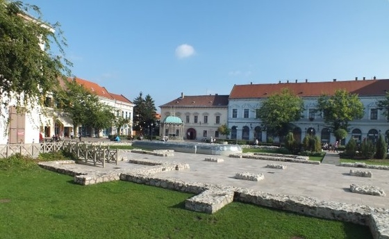 Benjámin és Zsanett Váci kirándulása, ahol megismerkednek Blinkivel, a koalával Szép tavaszi napra ébredt Benjámin és Zsanett. A Deák Ferenc téren találkozott a két jó barát.