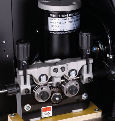 MIG/MAG DIGITAL SYNERGIC IGBT MIG/MAG MMA Syn. O O O O MIG/MMA kétfunkciós, szinergikus, digitális vezérlésű IGBT technológiás, kompakt hegesztő inverter, dupla görgőpáros huzaltolóval.