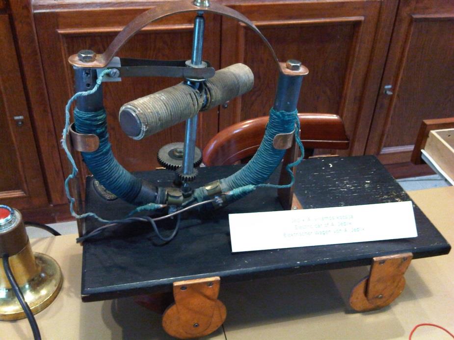 Jedlik Ányos kisméretű, elektromos motor által hajtott autó modellt tervezett 1928-ben Találmányai: Villanydelejes forgony
