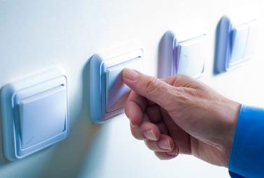 Az EV-k elterjedése számos problémát felevet, melyekből intelligens töltéssel előny kovácsolható Energiapiacok Átvitel Elosztás Fogyasztók A nem kontrollált töltés hatásai Kapacitásbővítés és