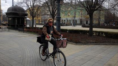 VÉLEMÉNYEK A KÖZÖS GYALOG- ÉS KERÉKPÁROS LÉTESÍTMÉNYEKRŐL (példa - Debrecen) nem szabálykövető közlekedők balesetveszélyt rejtő közös gyalog- és kerékpárutak problémák a közlekedési kultúrában A