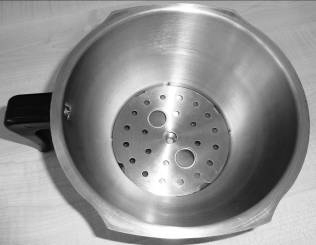 5.2 Használat Első használat előtt TILOS a víztartályba forró vizet önteni. Nem szabad vizet önteni a forró készülékbe, meg kell várni míg lehűl.
