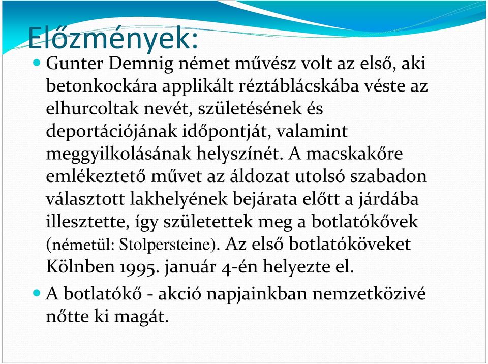 A macskakőre emlékeztető művet az áldozat utolsó szabadon választott lakhelyének bejárata előtt a járdába illesztette, így