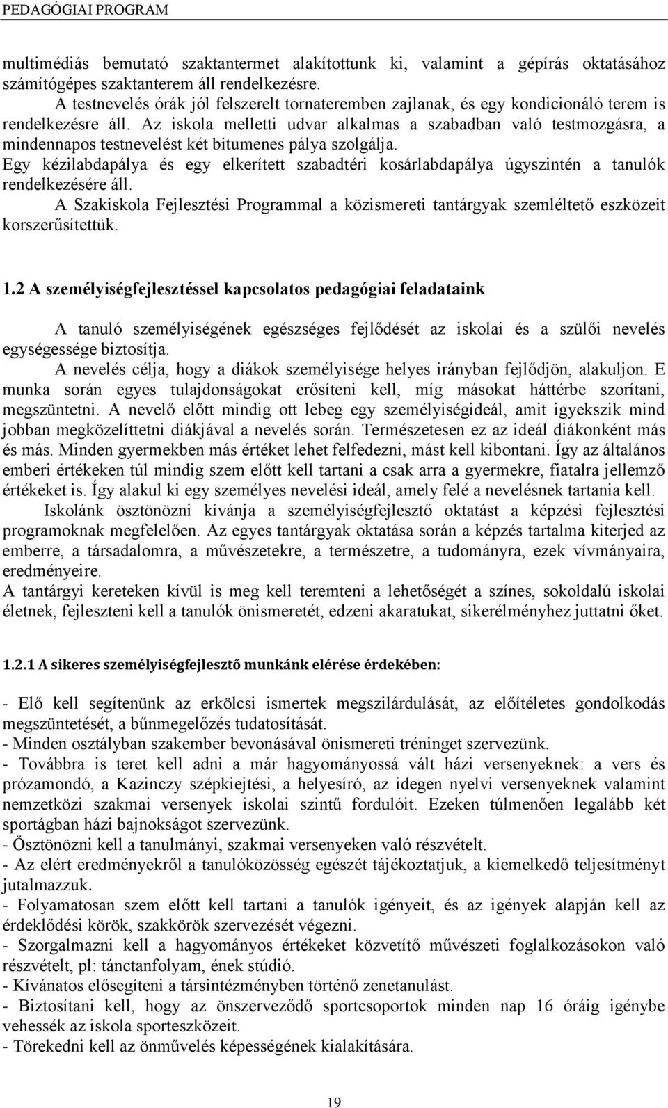 Az iskola melletti udvar alkalmas a szabadban való testmozgásra, a mindennapos testnevelést két bitumenes pálya szolgálja.