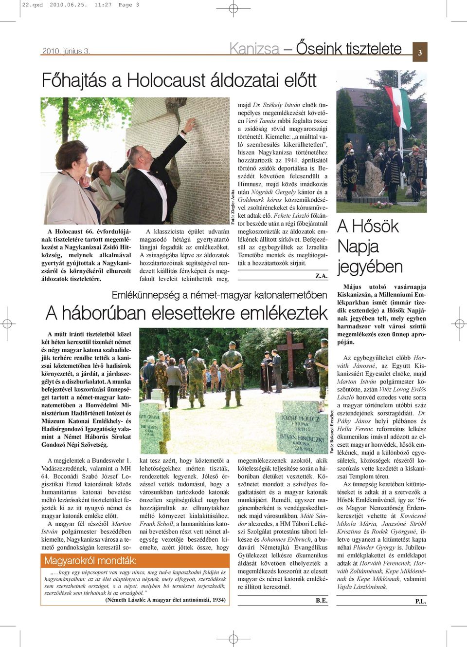 A klasszicista épület udvarán magasodó hétágú gyertyatartó lángjai fogadták az emlékezõket.