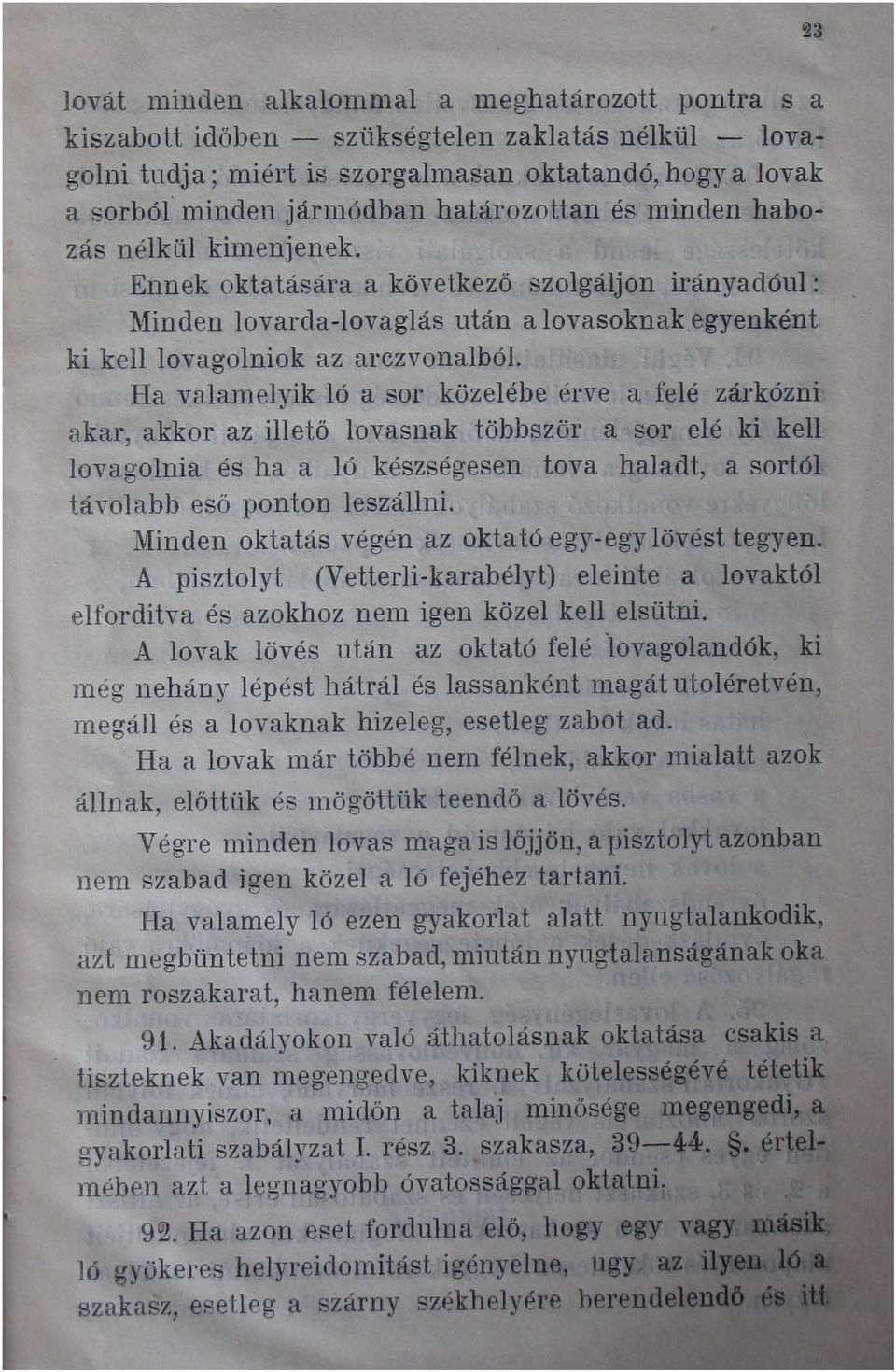 Ha valaluelyik ló a sor közelébe érve a felé zárkózni akar, akkor az illető lovasnak többször a sor elé ki kell lovagolnia és ha a ló készségesen tova haladt, a sortól távolabb eső ponton leszállni.